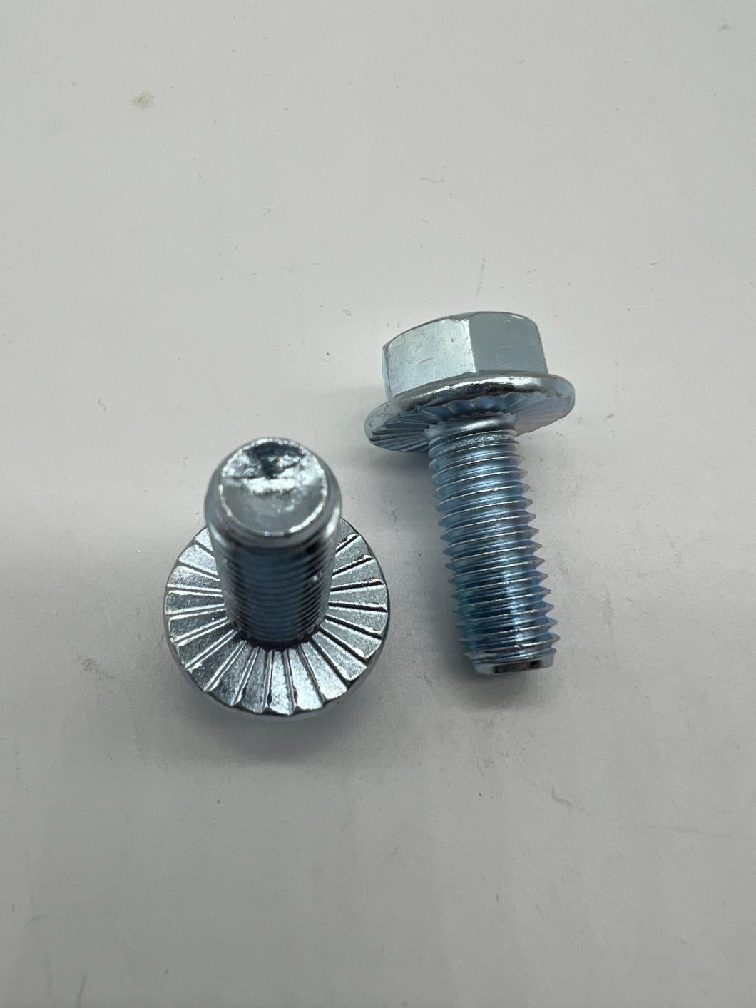 En1665 M10X25 Perno de brida Tornillo de brida Cl8.8